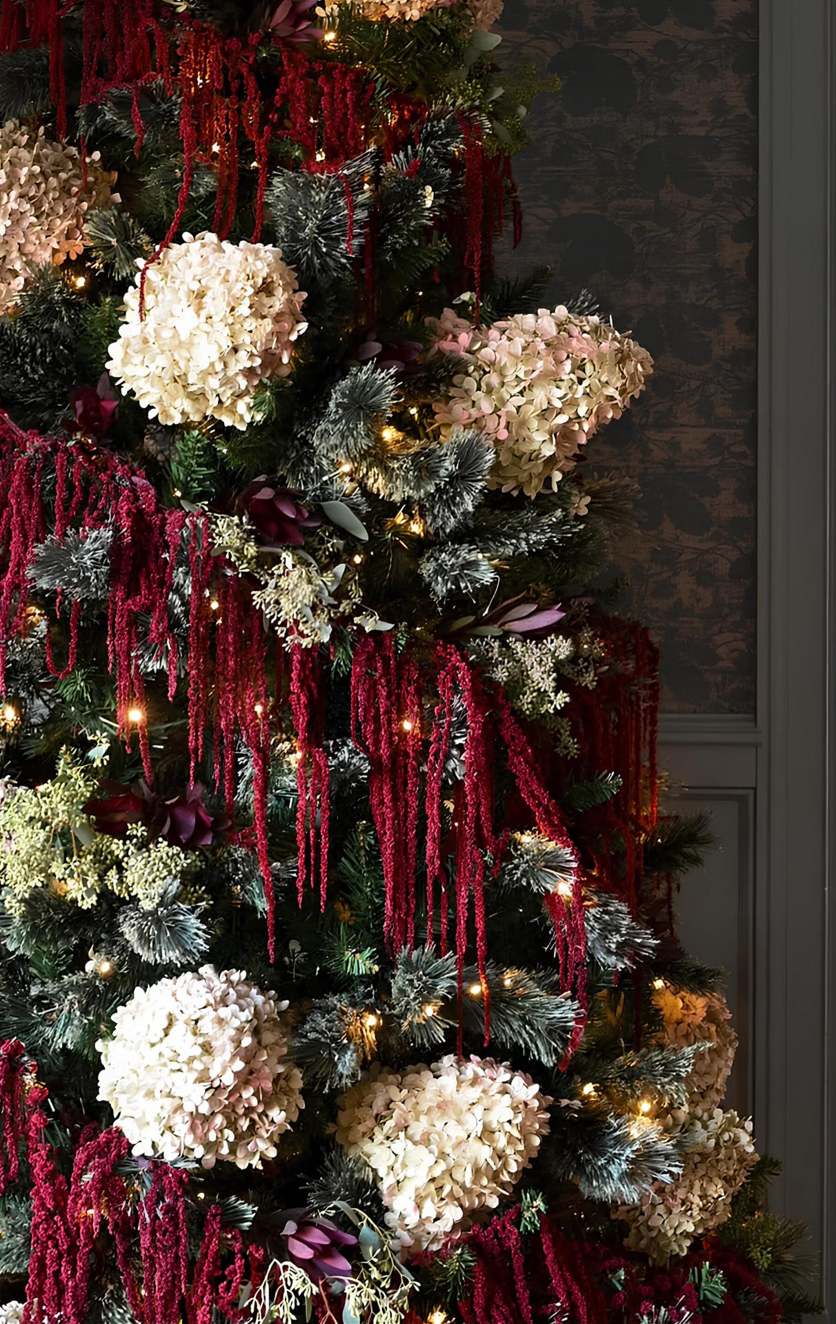 Détail d'un sapin décoré d'hortensias et d'amarantes burgundy