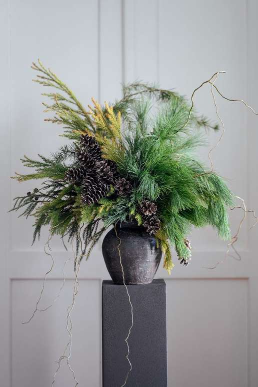 Bouquet signature d'hiver dans un vase sombre