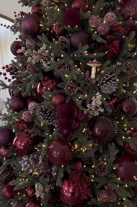 Sapin décoré de boules burgundy et pommes de pin